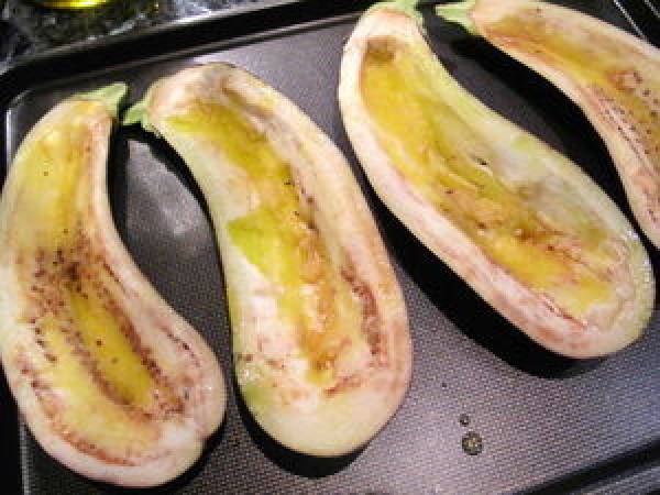 Aubergine gratinée farcie à la courge, féta et noix, et sa petite salade - Préparation etape 3