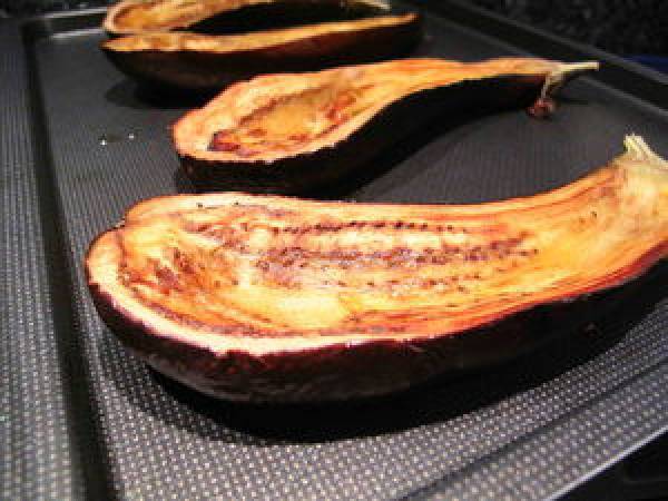 Aubergine gratinée farcie à la courge, féta et noix, et sa petite salade - Préparation etape 4