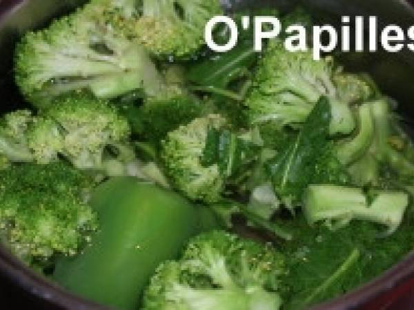 Salade de radis noir, brocolis, poivron, concombre et pommes - Préparation etape 1