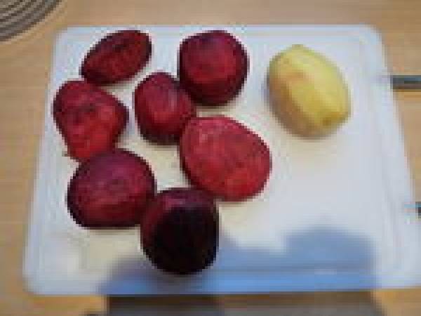 Velouté de betterave aux noisettes - Préparation etape 1