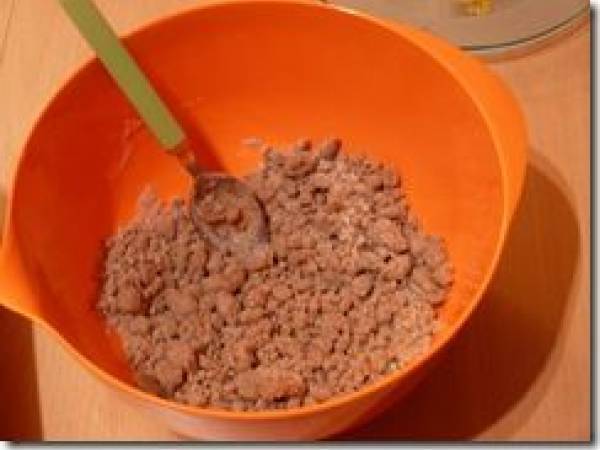 Crumble de pommes et kiwi aux noisettes - Préparation etape 2