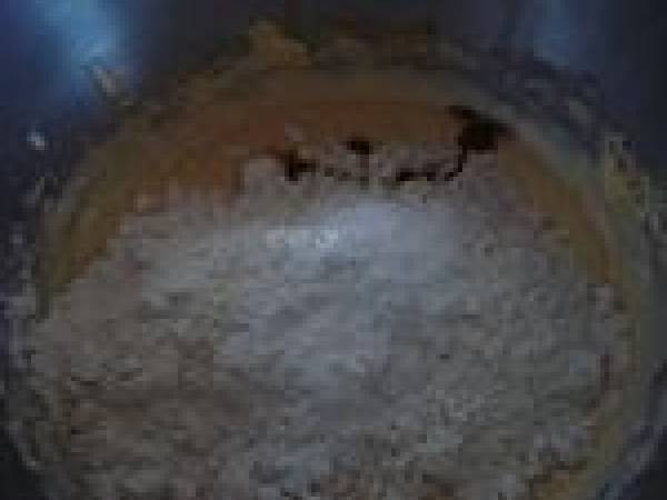 Cake à la banane, chocolat au lait et noix de pécan - Préparation etape 2