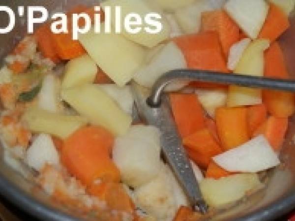 Gratin de céleri rave, pommes de terre et carottes - Préparation etape 1