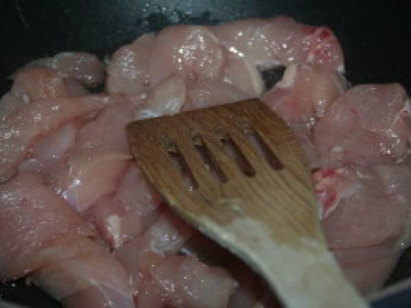 Poulet sauté à la mélisse et aux noix de cajou - Préparation etape 1