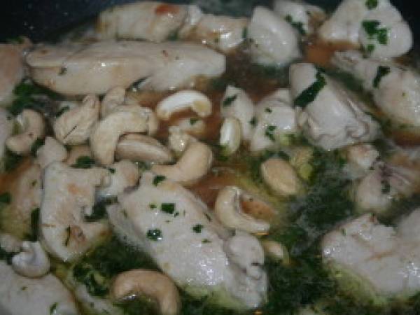 Poulet sauté à la mélisse et aux noix de cajou - Préparation etape 2