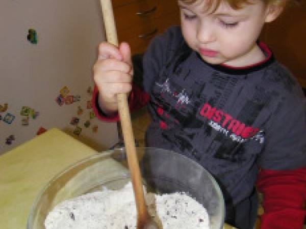 Muffins à la framboise et au chocolat (cuisine enfant) - Préparation etape 1