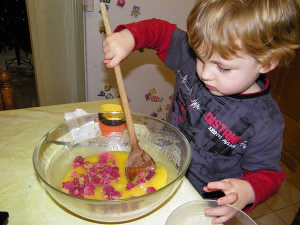 Muffins à la framboise et au chocolat (cuisine enfant) - Préparation etape 3