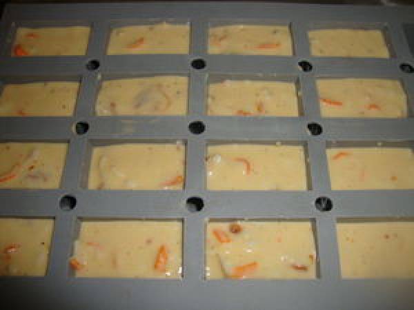 MINI-CAKES SALES AU SURIMI ET TOMATES SECHEES - Préparation etape 3