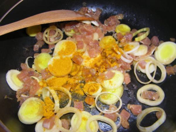 Soupe chinoise au curry, poulet, poireau, champignons noirs et vermicelles - Préparation etape 4