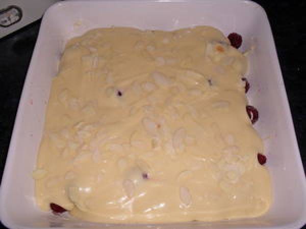 GATEAU FONDANT AU CHOCOLAT BLANC ET GRIOTTES - Préparation etape 4