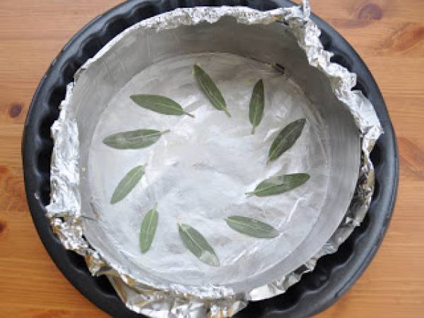 Gâteau à l'huile d'olive, raisins secs, pignons, orange et sauge - Préparation etape 3