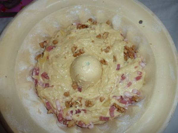 Kouglof salé aux noix et aux lardons - Préparation etape 6