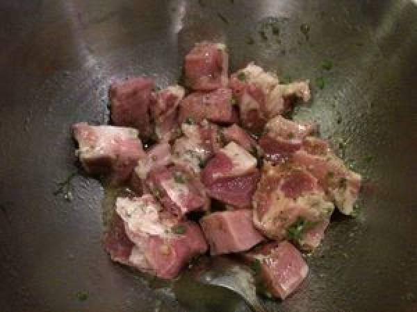 Brochettes de porc sur tiges de citronnelle, sauce au piment - Préparation etape 4