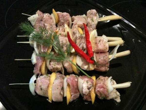 Brochettes de porc sur tiges de citronnelle, sauce au piment - Préparation etape 7