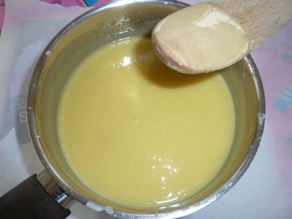 Gateau mousseux chocolat blanc framboises et biscuits roses - Préparation etape 5