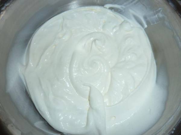 Gateau mousseux chocolat blanc framboises et biscuits roses - Préparation etape 7