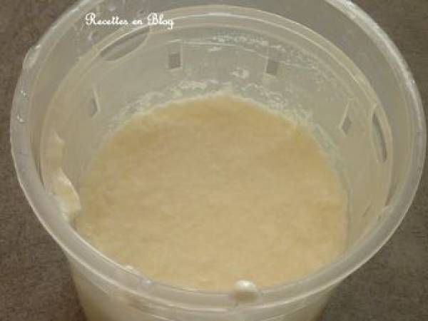 FROMAGE BLANC ET FAISSELLES MAISON SANS FROMAGERE - Préparation etape 1