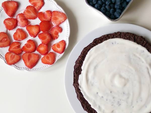 Pizza chocolat et fruits rouges (sans gluten et sans cuisson) - Préparation etape 3