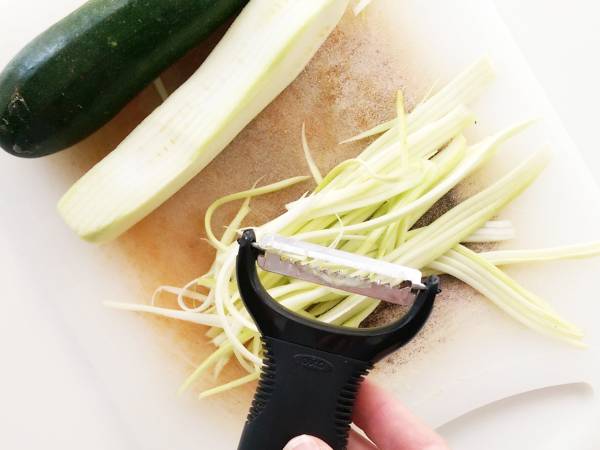 Boulettes de boeuf coeur mozzarella et spaghettis de courgette - Préparation etape 1