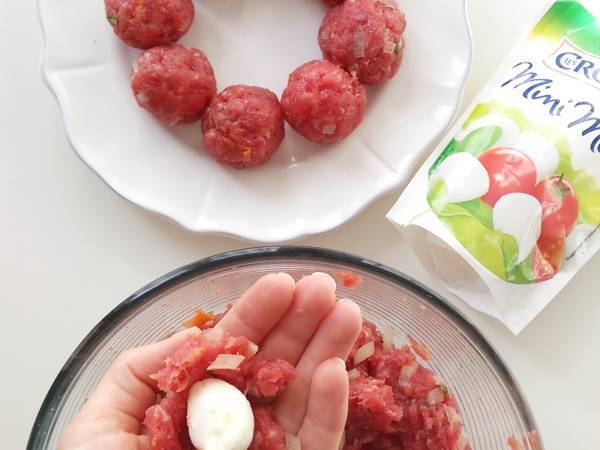 Boulettes de boeuf coeur mozzarella et spaghettis de courgette - Préparation etape 2