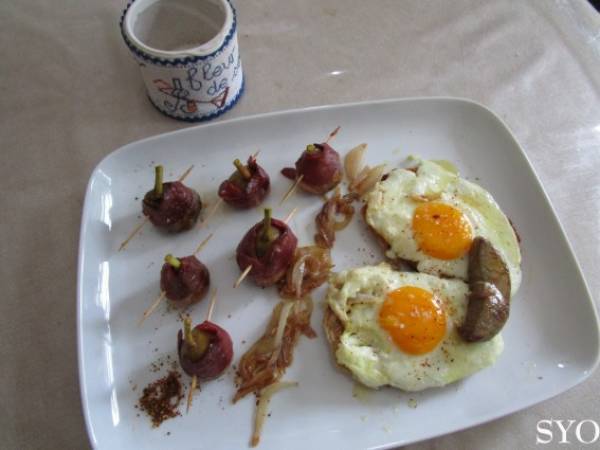 Œufs sur canapé, Foie Gras poêlé, Magrets farcis aux Figues sur lit d’oignons confits - Préparation etape 4
