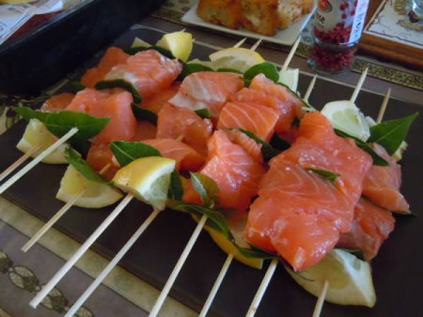 BROCHETTES DE SAUMON AUX BAIES ROSES, A LA PLANCHA - Préparation etape 4