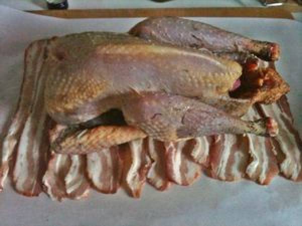 Pintade aux herbes aromatiques et au jambon cru - Préparation etape 1