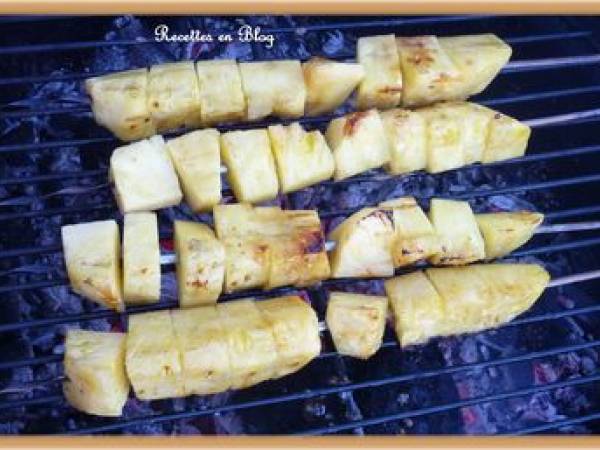 BROCHETTES D'ANANAS CARAMÉLISE AU CITRON VERT CUITES AU BARBECUE - Préparation etape 5