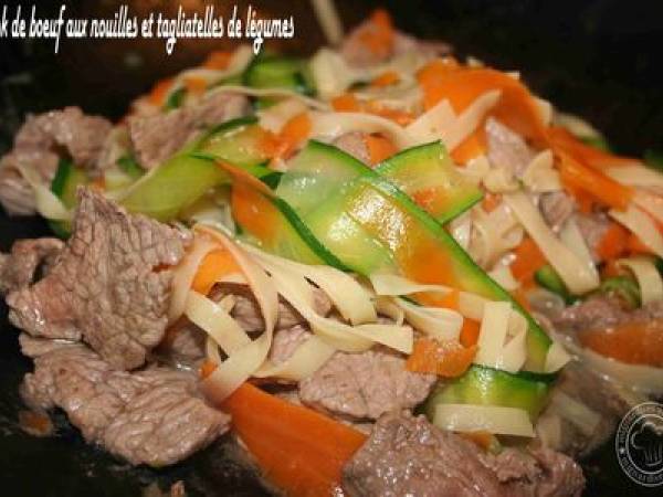WOK DE BOEUF AUX NOUILLES ET TAGLIATELLES DE LEGUMES - Préparation etape 4