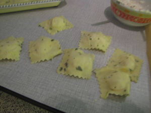 Ravioles jambon fumé, ricotta, basilic sauce tomate - Préparation etape 6