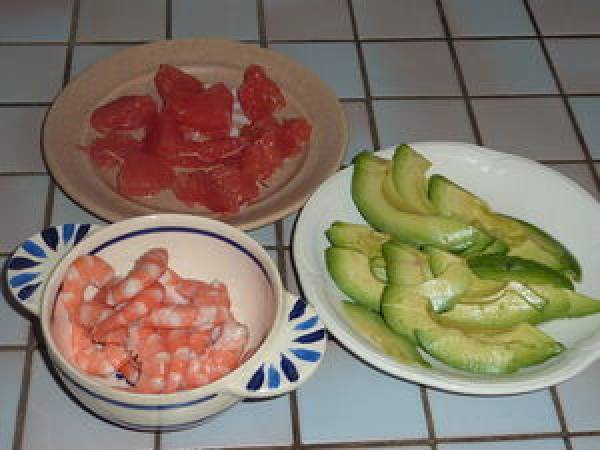 Petite salade de mâche aux crevettes, avocat et pamplemousse - Préparation etape 1