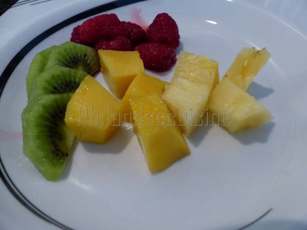 Crème au chocolat blanc sur un lit de fruits frais - Préparation etape 2