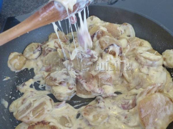Tartiffade de pommes de terre au saint-nectaire et au cantal - Préparation etape 6