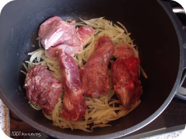 Tajine d'agneau aux pommes de terre, olives violettes et citron confit - Préparation etape 1