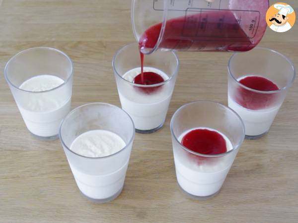 Panna Cotta à la vanille et son coulis de framboises - Préparation etape 8