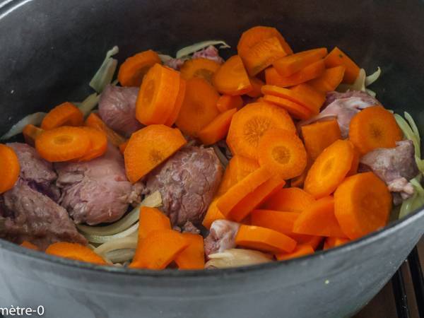 Mijoté de joues de porc aux champignons et carottes - Préparation etape 1