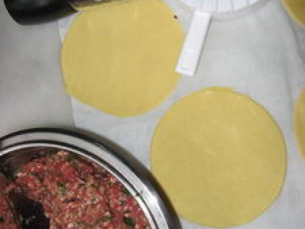 CHAUSSONS À LA VIANDE, PRUNEAU HERBES FRAICHES ET POIVRE À QUEUE - Préparation etape 3