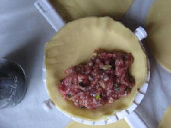 CHAUSSONS À LA VIANDE, PRUNEAU HERBES FRAICHES ET POIVRE À QUEUE - Préparation etape 4