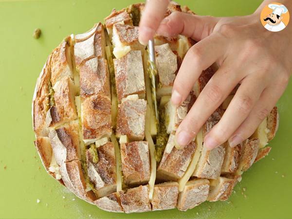 Pain hérisson à effeuiller, au Cantal - tomates séchées - pesto - Préparation etape 4