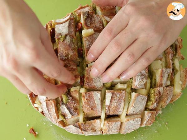 Pain hérisson à effeuiller, au Cantal - tomates séchées - pesto - Préparation etape 5