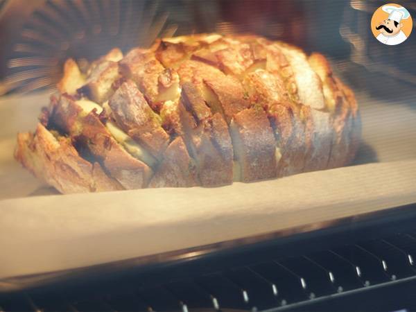 Pain hérisson à effeuiller, au Cantal - tomates séchées - pesto - Préparation etape 6