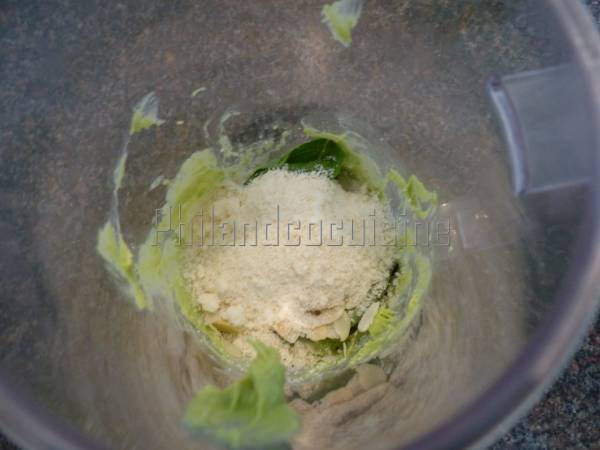 Pâtes sauce à l'avocat, amande, parmesan et basilic - Préparation etape 3