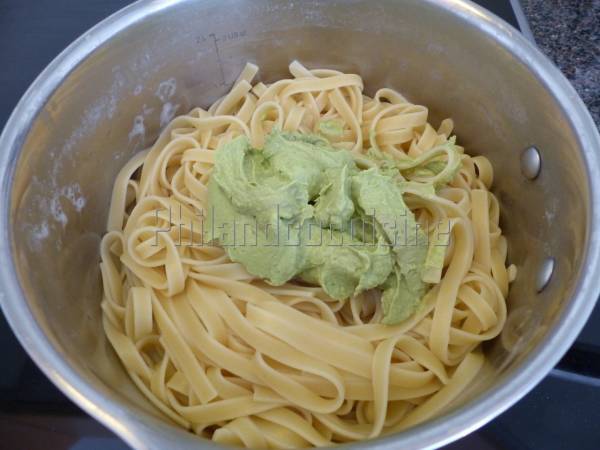 Pâtes sauce à l'avocat, amande, parmesan et basilic - Préparation etape 6