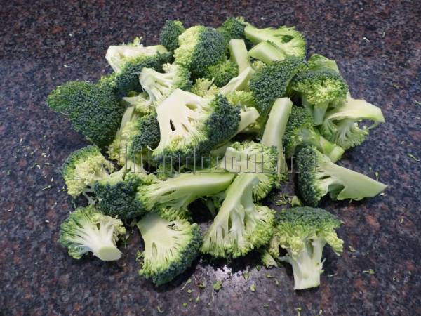 Brocoli sauté à l'ail et aux graines de sésame et de chia - Préparation etape 1