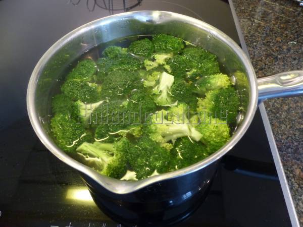 Brocoli sauté à l'ail et aux graines de sésame et de chia - Préparation etape 2