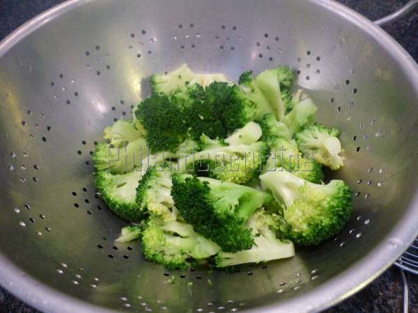 Brocoli sauté à l'ail et aux graines de sésame et de chia - Préparation etape 3