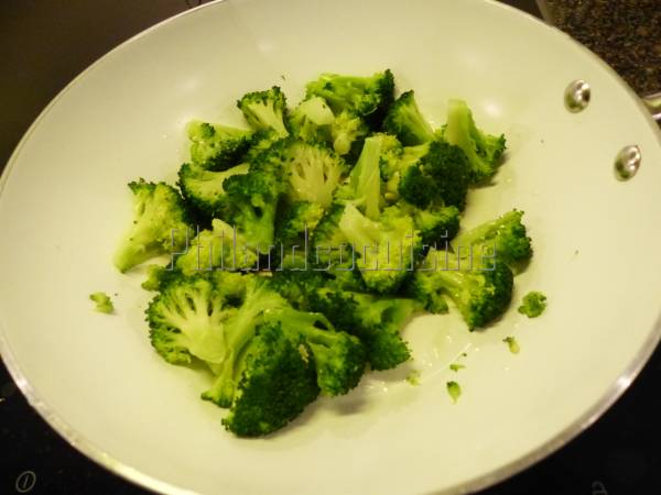 Brocoli sauté à l'ail et aux graines de sésame et de chia - Préparation etape 4
