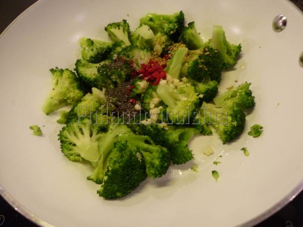 Brocoli sauté à l'ail et aux graines de sésame et de chia - Préparation etape 5