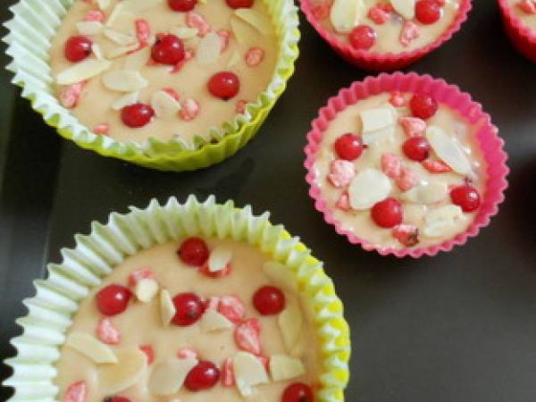 Muffins groseilles-pralines roses-amandes - Préparation etape 4