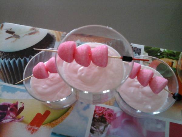 Mousse chantilly aux fraises tagada - Préparation etape 1